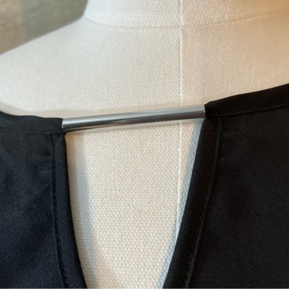 🛍️3/$30 Larry Levine women’s black billowy roll tab sleeve blouse size medium - Picture 7 of 9